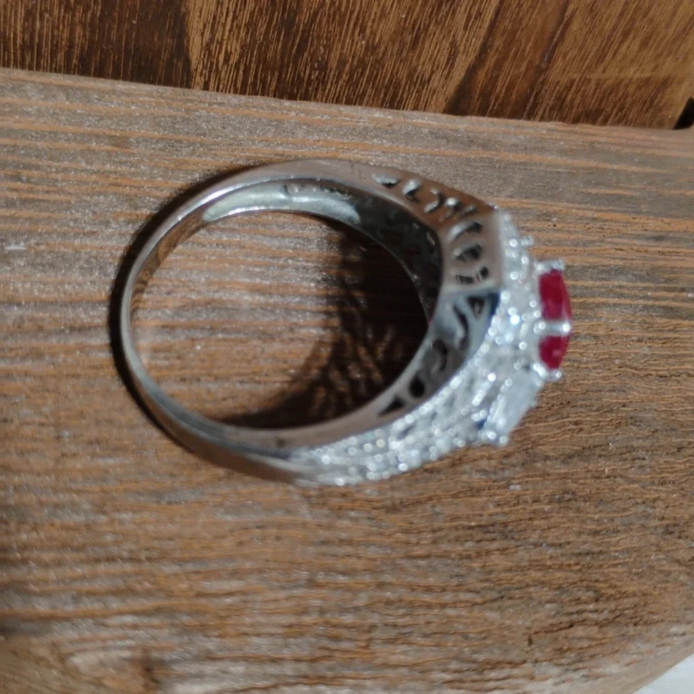 925 Sterling Silver this stunning
